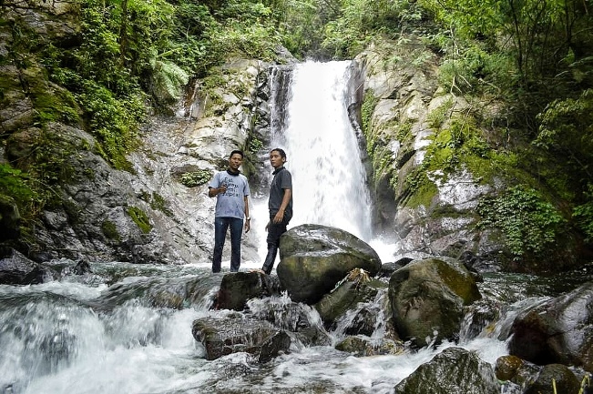 Kedung Sriti via Pusatinformasi, 1. Grojogan Sewu, 2. Air Terjun Jumog, 3. Air Terjun Pringgodani, 4. Telaga Madirda, 5. Agrowisata Amanah, 6. Astana Giribangun, 7. Perkebunan Teh Kemuning, 8. Agrowisata Sondokoro, 9. Taman Ria Balekambang, 10. Candi Cetho, 11. Candi Sukuh, 12. Pemandian Sapta Tirta Pablengan, 13. Alun – Alun Karanganyar, 14. Bukit Paralayang, 15. Waduk Lalung, 16. Kampung Halloween Bukit Sekipan, 17. Puncak Gunung Lawu, 18. Wisata Romantis ke Bukit Hope, 19. Tubing Goasari Ngargoyoso, 20. Mampir ke Rumah Atsiri Indonesia, 21. Bukit Mongkrang, 22. Rumah Hobbit Lembah Semilir, 23. Air Terjun Parang Ijo, 24. Grojogan Jurang Jero, 25. Air Terjun Sewawar, 26. Air Terjun Sedinding, 27. Kedung Pengaron, 28. Kedung Sriti, 29. Bukit Sekipan, 30. Watu Kandang, 31. Tenggir Park, 32. Waduk Gondang, 33. Rumah Pohon Anyep, 34. Puri Taman Saraswati, 35. Candi Kethek, 36. Jembatan Selfie, 37. Taman Pancasila, 38. Taman Hutan Raya (Tahura) Karanganyar, 39. Museum Manusia Purba Klaster Dayu, 40. Waterboom Tirta Guwo Indah, 41. Taman Air Mancur Laser, 42.  Jalan Tembus Tawangmangu, 43. Goa Tlorong, 44. Goa Cokro, 45. Taman Bintang