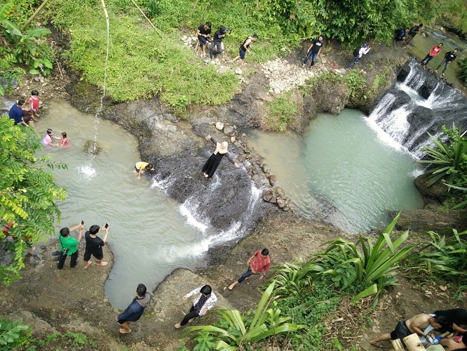 Kedung Pengaron via Krjogja, 1. Grojogan Sewu, 2. Air Terjun Jumog, 3. Air Terjun Pringgodani, 4. Telaga Madirda, 5. Agrowisata Amanah, 6. Astana Giribangun, 7. Perkebunan Teh Kemuning, 8. Agrowisata Sondokoro, 9. Taman Ria Balekambang, 10. Candi Cetho, 11. Candi Sukuh, 12. Pemandian Sapta Tirta Pablengan, 13. Alun – Alun Karanganyar, 14. Bukit Paralayang, 15. Waduk Lalung, 16. Kampung Halloween Bukit Sekipan, 17. Puncak Gunung Lawu, 18. Wisata Romantis ke Bukit Hope, 19. Tubing Goasari Ngargoyoso, 20. Mampir ke Rumah Atsiri Indonesia, 21. Bukit Mongkrang, 22. Rumah Hobbit Lembah Semilir, 23. Air Terjun Parang Ijo, 24. Grojogan Jurang Jero, 25. Air Terjun Sewawar, 26. Air Terjun Sedinding, 27. Kedung Pengaron, 28. Kedung Sriti, 29. Bukit Sekipan, 30. Watu Kandang, 31. Tenggir Park, 32. Waduk Gondang, 33. Rumah Pohon Anyep, 34. Puri Taman Saraswati, 35. Candi Kethek, 36. Jembatan Selfie, 37. Taman Pancasila, 38. Taman Hutan Raya (Tahura) Karanganyar, 39. Museum Manusia Purba Klaster Dayu, 40. Waterboom Tirta Guwo Indah, 41. Taman Air Mancur Laser, 42.  Jalan Tembus Tawangmangu, 43. Goa Tlorong, 44. Goa Cokro, 45. Taman Bintang