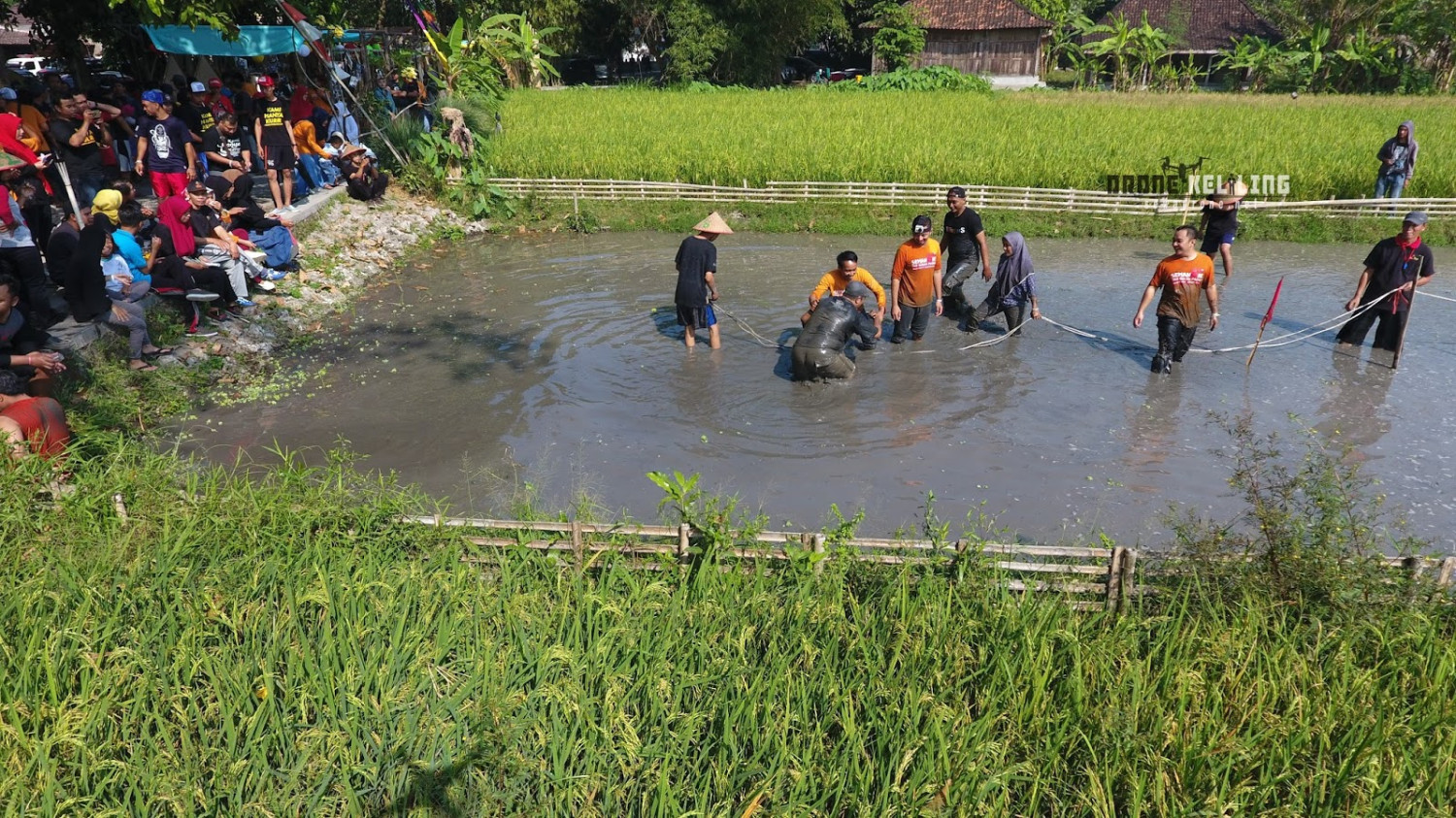 Main di Sawah via Sewadroneid, Sejarah Desa Wisata Tembi, Lokasi Desa Wisata Tembi, Rute Menuju Desa Wisata Tembi, Harga Tiket Masuk Desa Wisata Tembi, Tarif Parkir, Jam Operasinal, Fasilitas Desa Wisata Tembi, Paket Wisata Desa Wisata Tembi, Keistimewaan Wisata Tembi, Restoran Terbaik Dekat Wisata Tembi