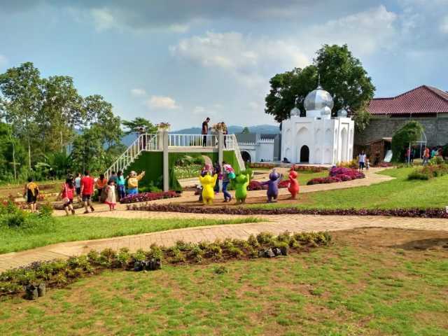 Miniatur Landmark Dunia, Lokasi Kebun Bunga Celosia, Rute Menuju Lokasi Kebun Bunga Celosia, Harga Tiket Masuk Kebun Bunga Celosia, Tarif Parkir Kebun Bunga Celosia, Fasilitas Utama Kebun Bunga Celosia, Fasilitas Pendukung Kebun Bunga Celosia, Tips Liburan ke Kebun Bunga Celosia, Jam Buka Kebun Bunga Celosia, Hotel di Sekitar Kebun Bunga Celosia, Objek Wisata Dekat Kebun Bunga Celosia, 9 Wisata Kebun Bunga CelosiaLain di Indonesia Ala Eropa