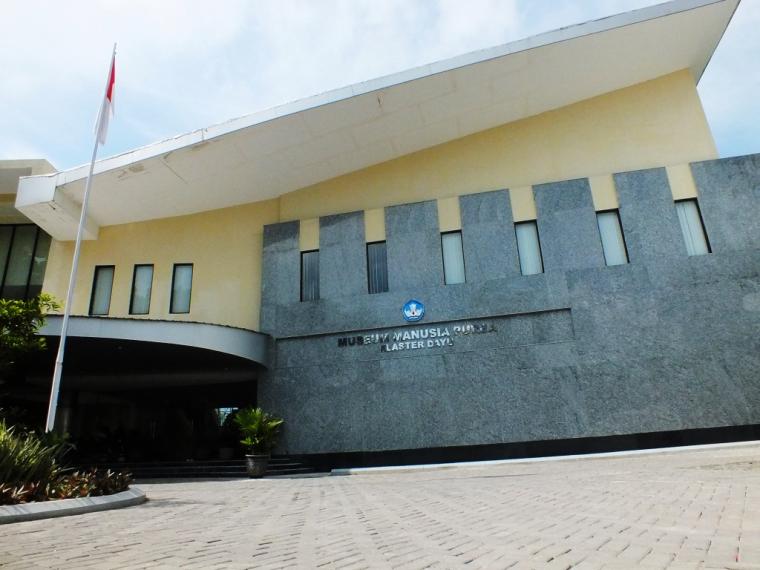 Museum Manusia Purba Klaster Dayu, 1. Grojogan Sewu, 2. Air Terjun Jumog, 3. Air Terjun Pringgodani, 4. Telaga Madirda, 5. Agrowisata Amanah, 6. Astana Giribangun, 7. Perkebunan Teh Kemuning, 8. Agrowisata Sondokoro, 9. Taman Ria Balekambang, 10. Candi Cetho, 11. Candi Sukuh, 12. Pemandian Sapta Tirta Pablengan, 13. Alun – Alun Karanganyar, 14. Bukit Paralayang, 15. Waduk Lalung, 16. Kampung Halloween Bukit Sekipan, 17. Puncak Gunung Lawu, 18. Wisata Romantis ke Bukit Hope, 19. Tubing Goasari Ngargoyoso, 20. Mampir ke Rumah Atsiri Indonesia, 21. Bukit Mongkrang, 22. Rumah Hobbit Lembah Semilir, 23. Air Terjun Parang Ijo, 24. Grojogan Jurang Jero, 25. Air Terjun Sewawar, 26. Air Terjun Sedinding, 27. Kedung Pengaron, 28. Kedung Sriti, 29. Bukit Sekipan, 30. Watu Kandang, 31. Tenggir Park, 32. Waduk Gondang, 33. Rumah Pohon Anyep, 34. Puri Taman Saraswati, 35. Candi Kethek, 36. Jembatan Selfie, 37. Taman Pancasila, 38. Taman Hutan Raya (Tahura) Karanganyar, 39. Museum Manusia Purba Klaster Dayu, 40. Waterboom Tirta Guwo Indah, 41. Taman Air Mancur Laser, 42.  Jalan Tembus Tawangmangu, 43. Goa Tlorong, 44. Goa Cokro, 45. Taman Bintang