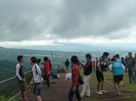Paralayang Bukit Gantole Puncak via Tripadvisor, 1. Tempat Wisata di puncak – Curug Panjang, 2. Tempat Wisata di puncak – Taman Wisata Matahari, 3. Tempat Wisata di puncak – Taman Riung Gunung, 4. Tempat Wisata di puncak – Curug Cilember, 5. Tempat Wisata di puncak – Telaga Warna, 6. Tempat Wisata di puncak – Desa Wisata Pancawati, 7. Tempat Wisata di puncak – Curug Kembar, 8. Tempat Wisata di puncak – Taman Safari, 9. Tempat Wisata di puncak – Curug Cibeureum, 10. Tempat Wisata di puncak – Istana Presiden Cipanas, 11. Tempat Wisata di puncak – Melrimba Garden, 12. Tempat Wisata di puncak – Kebun Wisata Inkarla, 13. Taman Nasional Gunung Gede Pangrango, 14. Tempat Wisata di puncak – Agro Wisata Gunung Mas, 15. Tempat Wisata di puncak – Wisata Citamiang, 16. Little Venice Kota Bunga, 17. Tempat Wisata di puncak – Seruni Tematik Hotel, 18. Pusat Pendidikan Konservasi Alam Bodogol, 19. Tempat Wisata di Puncak – Taman Rekreasi Lido, 21. Wisata Desa Kampung Bambu Puncak Bogor, 22. Warso Farm Puncak Bogor, 23. Taman Wisata Air Panas Tirta Sanita Ciseeng, 24. Cimory Riverside, 25. Pondok Rasamala, 26. Kebun Raya Cibodas, 27. Penangkaran Rusa Giri Jaya Cariu, 28. Bukit Gantole Puncak, 29. Curug Hordeng, 30. Bukit Alesano, 31. Leuwi Lieuk, 32. Gunung Pancar, 33. Taman Bunga Nusantara, 34. Curug Cibaliung, 35. Telaga Biru Cipanas, 36. Menginap di Puncak Pass Resort dengan View Pemandangan yang Indah, 37. Wisata Religi di Masjid At-Ta’awun
