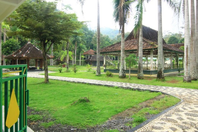 Pemandian Sapta Tirta Pablengan via IG @Indonesia_kaya, 1. Grojogan Sewu, 2. Air Terjun Jumog, 3. Air Terjun Pringgodani, 4. Telaga Madirda, 5. Agrowisata Amanah, 6. Astana Giribangun, 7. Perkebunan Teh Kemuning, 8. Agrowisata Sondokoro, 9. Taman Ria Balekambang, 10. Candi Cetho, 11. Candi Sukuh, 12. Pemandian Sapta Tirta Pablengan, 13. Alun – Alun Karanganyar, 14. Bukit Paralayang, 15. Waduk Lalung, 16. Kampung Halloween Bukit Sekipan, 17. Puncak Gunung Lawu, 18. Wisata Romantis ke Bukit Hope, 19. Tubing Goasari Ngargoyoso, 20. Mampir ke Rumah Atsiri Indonesia, 21. Bukit Mongkrang, 22. Rumah Hobbit Lembah Semilir, 23. Air Terjun Parang Ijo, 24. Grojogan Jurang Jero, 25. Air Terjun Sewawar, 26. Air Terjun Sedinding, 27. Kedung Pengaron, 28. Kedung Sriti, 29. Bukit Sekipan, 30. Watu Kandang, 31. Tenggir Park, 32. Waduk Gondang, 33. Rumah Pohon Anyep, 34. Puri Taman Saraswati, 35. Candi Kethek, 36. Jembatan Selfie, 37. Taman Pancasila, 38. Taman Hutan Raya (Tahura) Karanganyar, 39. Museum Manusia Purba Klaster Dayu, 40. Waterboom Tirta Guwo Indah, 41. Taman Air Mancur Laser, 42.  Jalan Tembus Tawangmangu, 43. Goa Tlorong, 44. Goa Cokro, 45. Taman Bintang