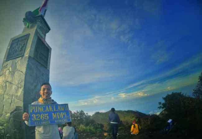Puncak Gunung Lawu via IG @luthfanaji, 1. Grojogan Sewu, 2. Air Terjun Jumog, 3. Air Terjun Pringgodani, 4. Telaga Madirda, 5. Agrowisata Amanah, 6. Astana Giribangun, 7. Perkebunan Teh Kemuning, 8. Agrowisata Sondokoro, 9. Taman Ria Balekambang, 10. Candi Cetho, 11. Candi Sukuh, 12. Pemandian Sapta Tirta Pablengan, 13. Alun – Alun Karanganyar, 14. Bukit Paralayang, 15. Waduk Lalung, 16. Kampung Halloween Bukit Sekipan, 17. Puncak Gunung Lawu, 18. Wisata Romantis ke Bukit Hope, 19. Tubing Goasari Ngargoyoso, 20. Mampir ke Rumah Atsiri Indonesia, 21. Bukit Mongkrang, 22. Rumah Hobbit Lembah Semilir, 23. Air Terjun Parang Ijo, 24. Grojogan Jurang Jero, 25. Air Terjun Sewawar, 26. Air Terjun Sedinding, 27. Kedung Pengaron, 28. Kedung Sriti, 29. Bukit Sekipan, 30. Watu Kandang, 31. Tenggir Park, 32. Waduk Gondang, 33. Rumah Pohon Anyep, 34. Puri Taman Saraswati, 35. Candi Kethek, 36. Jembatan Selfie, 37. Taman Pancasila, 38. Taman Hutan Raya (Tahura) Karanganyar, 39. Museum Manusia Purba Klaster Dayu, 40. Waterboom Tirta Guwo Indah, 41. Taman Air Mancur Laser, 42.  Jalan Tembus Tawangmangu, 43. Goa Tlorong, 44. Goa Cokro, 45. Taman Bintang