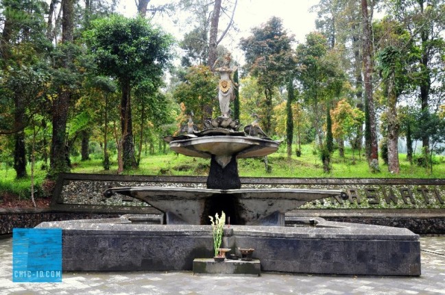 Puri Taman Saraswati via Pediatrip, 1. Grojogan Sewu, 2. Air Terjun Jumog, 3. Air Terjun Pringgodani, 4. Telaga Madirda, 5. Agrowisata Amanah, 6. Astana Giribangun, 7. Perkebunan Teh Kemuning, 8. Agrowisata Sondokoro, 9. Taman Ria Balekambang, 10. Candi Cetho, 11. Candi Sukuh, 12. Pemandian Sapta Tirta Pablengan, 13. Alun – Alun Karanganyar, 14. Bukit Paralayang, 15. Waduk Lalung, 16. Kampung Halloween Bukit Sekipan, 17. Puncak Gunung Lawu, 18. Wisata Romantis ke Bukit Hope, 19. Tubing Goasari Ngargoyoso, 20. Mampir ke Rumah Atsiri Indonesia, 21. Bukit Mongkrang, 22. Rumah Hobbit Lembah Semilir, 23. Air Terjun Parang Ijo, 24. Grojogan Jurang Jero, 25. Air Terjun Sewawar, 26. Air Terjun Sedinding, 27. Kedung Pengaron, 28. Kedung Sriti, 29. Bukit Sekipan, 30. Watu Kandang, 31. Tenggir Park, 32. Waduk Gondang, 33. Rumah Pohon Anyep, 34. Puri Taman Saraswati, 35. Candi Kethek, 36. Jembatan Selfie, 37. Taman Pancasila, 38. Taman Hutan Raya (Tahura) Karanganyar, 39. Museum Manusia Purba Klaster Dayu, 40. Waterboom Tirta Guwo Indah, 41. Taman Air Mancur Laser, 42.  Jalan Tembus Tawangmangu, 43. Goa Tlorong, 44. Goa Cokro, 45. Taman Bintang