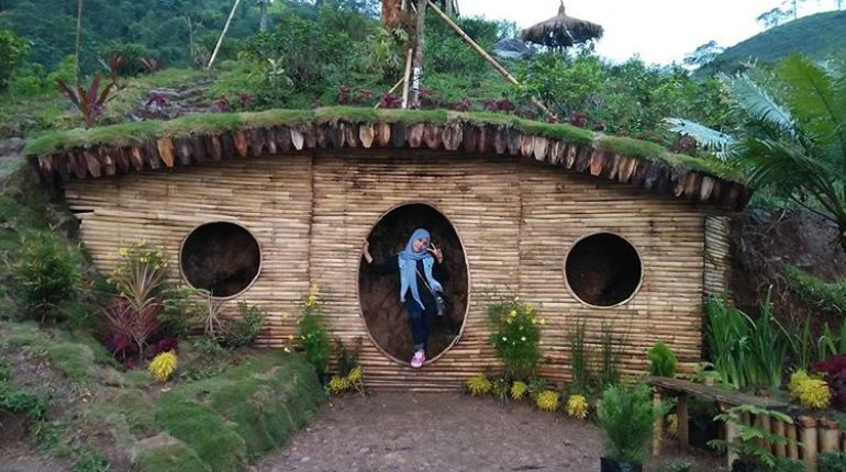 Rumah Hobbit Lembah Semilir via Ngetripyuk, 1. Grojogan Sewu, 2. Air Terjun Jumog, 3. Air Terjun Pringgodani, 4. Telaga Madirda, 5. Agrowisata Amanah, 6. Astana Giribangun, 7. Perkebunan Teh Kemuning, 8. Agrowisata Sondokoro, 9. Taman Ria Balekambang, 10. Candi Cetho, 11. Candi Sukuh, 12. Pemandian Sapta Tirta Pablengan, 13. Alun – Alun Karanganyar, 14. Bukit Paralayang, 15. Waduk Lalung, 16. Kampung Halloween Bukit Sekipan, 17. Puncak Gunung Lawu, 18. Wisata Romantis ke Bukit Hope, 19. Tubing Goasari Ngargoyoso, 20. Mampir ke Rumah Atsiri Indonesia, 21. Bukit Mongkrang, 22. Rumah Hobbit Lembah Semilir, 23. Air Terjun Parang Ijo, 24. Grojogan Jurang Jero, 25. Air Terjun Sewawar, 26. Air Terjun Sedinding, 27. Kedung Pengaron, 28. Kedung Sriti, 29. Bukit Sekipan, 30. Watu Kandang, 31. Tenggir Park, 32. Waduk Gondang, 33. Rumah Pohon Anyep, 34. Puri Taman Saraswati, 35. Candi Kethek, 36. Jembatan Selfie, 37. Taman Pancasila, 38. Taman Hutan Raya (Tahura) Karanganyar, 39. Museum Manusia Purba Klaster Dayu, 40. Waterboom Tirta Guwo Indah, 41. Taman Air Mancur Laser, 42.  Jalan Tembus Tawangmangu, 43. Goa Tlorong, 44. Goa Cokro, 45. Taman Bintang