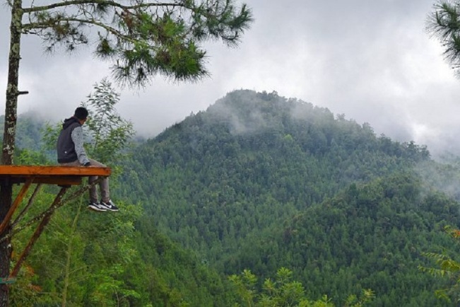 Rumah Pohon Anyep via Jatengprovgoid, 1. Grojogan Sewu, 2. Air Terjun Jumog, 3. Air Terjun Pringgodani, 4. Telaga Madirda, 5. Agrowisata Amanah, 6. Astana Giribangun, 7. Perkebunan Teh Kemuning, 8. Agrowisata Sondokoro, 9. Taman Ria Balekambang, 10. Candi Cetho, 11. Candi Sukuh, 12. Pemandian Sapta Tirta Pablengan, 13. Alun – Alun Karanganyar, 14. Bukit Paralayang, 15. Waduk Lalung, 16. Kampung Halloween Bukit Sekipan, 17. Puncak Gunung Lawu, 18. Wisata Romantis ke Bukit Hope, 19. Tubing Goasari Ngargoyoso, 20. Mampir ke Rumah Atsiri Indonesia, 21. Bukit Mongkrang, 22. Rumah Hobbit Lembah Semilir, 23. Air Terjun Parang Ijo, 24. Grojogan Jurang Jero, 25. Air Terjun Sewawar, 26. Air Terjun Sedinding, 27. Kedung Pengaron, 28. Kedung Sriti, 29. Bukit Sekipan, 30. Watu Kandang, 31. Tenggir Park, 32. Waduk Gondang, 33. Rumah Pohon Anyep, 34. Puri Taman Saraswati, 35. Candi Kethek, 36. Jembatan Selfie, 37. Taman Pancasila, 38. Taman Hutan Raya (Tahura) Karanganyar, 39. Museum Manusia Purba Klaster Dayu, 40. Waterboom Tirta Guwo Indah, 41. Taman Air Mancur Laser, 42.  Jalan Tembus Tawangmangu, 43. Goa Tlorong, 44. Goa Cokro, 45. Taman Bintang
