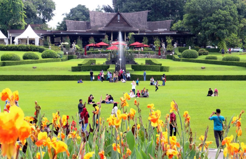 Taman Astrid via Travelingyuk, Profil Kebun Raya Bogor Jawa Barat, Mendalami Seluk Beluk Kebun Raya, Kebun Raya Bogor, Salah Satu Destinasi Wajib Ketika Ke Bogor, Harga Tiket Masuk Masuk Kebun Raya Bogor, Fasilitas yang Ada di Kebun Raya Bogor, Pintu Masuk yang Ada di Kebun Raya Bogor, Rute Menuju Kebun Raya Bogor, Daya Tarik Kebun Raya Bogor, Objek Wisata di Kebun Raya Bogor, Rekomendasi Tempat Wisata di Bogor, Tips Berwisata Ke Kebun Raya Bogor