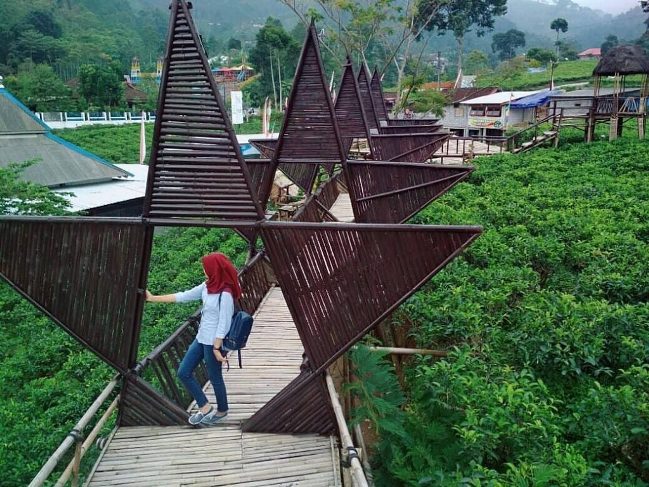 Taman Bintang via explorekabkaranganyar, 1. Grojogan Sewu, 2. Air Terjun Jumog, 3. Air Terjun Pringgodani, 4. Telaga Madirda, 5. Agrowisata Amanah, 6. Astana Giribangun, 7. Perkebunan Teh Kemuning, 8. Agrowisata Sondokoro, 9. Taman Ria Balekambang, 10. Candi Cetho, 11. Candi Sukuh, 12. Pemandian Sapta Tirta Pablengan, 13. Alun – Alun Karanganyar, 14. Bukit Paralayang, 15. Waduk Lalung, 16. Kampung Halloween Bukit Sekipan, 17. Puncak Gunung Lawu, 18. Wisata Romantis ke Bukit Hope, 19. Tubing Goasari Ngargoyoso, 20. Mampir ke Rumah Atsiri Indonesia, 21. Bukit Mongkrang, 22. Rumah Hobbit Lembah Semilir, 23. Air Terjun Parang Ijo, 24. Grojogan Jurang Jero, 25. Air Terjun Sewawar, 26. Air Terjun Sedinding, 27. Kedung Pengaron, 28. Kedung Sriti, 29. Bukit Sekipan, 30. Watu Kandang, 31. Tenggir Park, 32. Waduk Gondang, 33. Rumah Pohon Anyep, 34. Puri Taman Saraswati, 35. Candi Kethek, 36. Jembatan Selfie, 37. Taman Pancasila, 38. Taman Hutan Raya (Tahura) Karanganyar, 39. Museum Manusia Purba Klaster Dayu, 40. Waterboom Tirta Guwo Indah, 41. Taman Air Mancur Laser, 42.  Jalan Tembus Tawangmangu, 43. Goa Tlorong, 44. Goa Cokro, 45. Taman Bintang