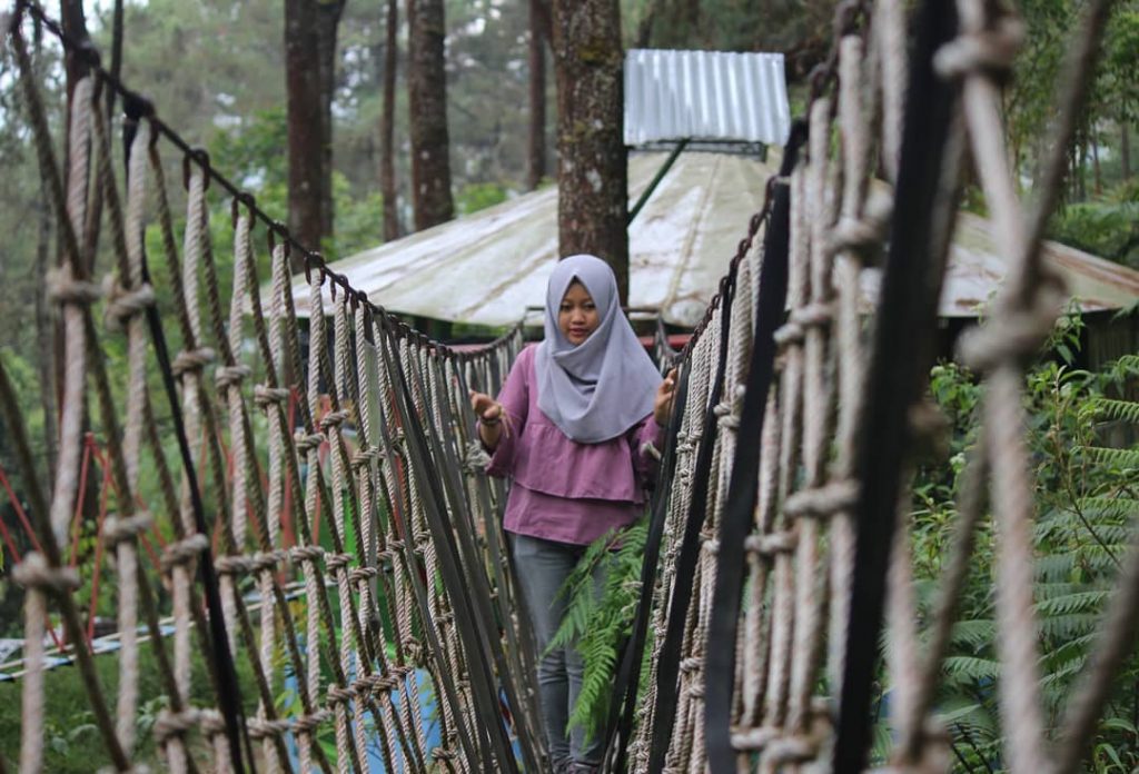 Taman Hutan Raya (Tahura) Karanganyar via IG @windi_widiwati15, 1. Grojogan Sewu, 2. Air Terjun Jumog, 3. Air Terjun Pringgodani, 4. Telaga Madirda, 5. Agrowisata Amanah, 6. Astana Giribangun, 7. Perkebunan Teh Kemuning, 8. Agrowisata Sondokoro, 9. Taman Ria Balekambang, 10. Candi Cetho, 11. Candi Sukuh, 12. Pemandian Sapta Tirta Pablengan, 13. Alun – Alun Karanganyar, 14. Bukit Paralayang, 15. Waduk Lalung, 16. Kampung Halloween Bukit Sekipan, 17. Puncak Gunung Lawu, 18. Wisata Romantis ke Bukit Hope, 19. Tubing Goasari Ngargoyoso, 20. Mampir ke Rumah Atsiri Indonesia, 21. Bukit Mongkrang, 22. Rumah Hobbit Lembah Semilir, 23. Air Terjun Parang Ijo, 24. Grojogan Jurang Jero, 25. Air Terjun Sewawar, 26. Air Terjun Sedinding, 27. Kedung Pengaron, 28. Kedung Sriti, 29. Bukit Sekipan, 30. Watu Kandang, 31. Tenggir Park, 32. Waduk Gondang, 33. Rumah Pohon Anyep, 34. Puri Taman Saraswati, 35. Candi Kethek, 36. Jembatan Selfie, 37. Taman Pancasila, 38. Taman Hutan Raya (Tahura) Karanganyar, 39. Museum Manusia Purba Klaster Dayu, 40. Waterboom Tirta Guwo Indah, 41. Taman Air Mancur Laser, 42.  Jalan Tembus Tawangmangu, 43. Goa Tlorong, 44. Goa Cokro, 45. Taman Bintang