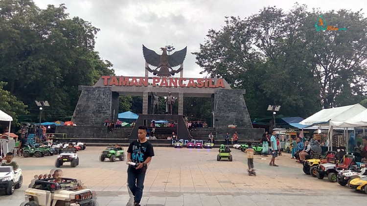 Taman Pancasila via Visitklaten, 1. Grojogan Sewu, 2. Air Terjun Jumog, 3. Air Terjun Pringgodani, 4. Telaga Madirda, 5. Agrowisata Amanah, 6. Astana Giribangun, 7. Perkebunan Teh Kemuning, 8. Agrowisata Sondokoro, 9. Taman Ria Balekambang, 10. Candi Cetho, 11. Candi Sukuh, 12. Pemandian Sapta Tirta Pablengan, 13. Alun – Alun Karanganyar, 14. Bukit Paralayang, 15. Waduk Lalung, 16. Kampung Halloween Bukit Sekipan, 17. Puncak Gunung Lawu, 18. Wisata Romantis ke Bukit Hope, 19. Tubing Goasari Ngargoyoso, 20. Mampir ke Rumah Atsiri Indonesia, 21. Bukit Mongkrang, 22. Rumah Hobbit Lembah Semilir, 23. Air Terjun Parang Ijo, 24. Grojogan Jurang Jero, 25. Air Terjun Sewawar, 26. Air Terjun Sedinding, 27. Kedung Pengaron, 28. Kedung Sriti, 29. Bukit Sekipan, 30. Watu Kandang, 31. Tenggir Park, 32. Waduk Gondang, 33. Rumah Pohon Anyep, 34. Puri Taman Saraswati, 35. Candi Kethek, 36. Jembatan Selfie, 37. Taman Pancasila, 38. Taman Hutan Raya (Tahura) Karanganyar, 39. Museum Manusia Purba Klaster Dayu, 40. Waterboom Tirta Guwo Indah, 41. Taman Air Mancur Laser, 42.  Jalan Tembus Tawangmangu, 43. Goa Tlorong, 44. Goa Cokro, 45. Taman Bintang