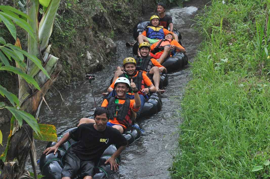 Tubing Goasari Ngargoyoso, 1. Grojogan Sewu, 2. Air Terjun Jumog, 3. Air Terjun Pringgodani, 4. Telaga Madirda, 5. Agrowisata Amanah, 6. Astana Giribangun, 7. Perkebunan Teh Kemuning, 8. Agrowisata Sondokoro, 9. Taman Ria Balekambang, 10. Candi Cetho, 11. Candi Sukuh, 12. Pemandian Sapta Tirta Pablengan, 13. Alun – Alun Karanganyar, 14. Bukit Paralayang, 15. Waduk Lalung, 16. Kampung Halloween Bukit Sekipan, 17. Puncak Gunung Lawu, 18. Wisata Romantis ke Bukit Hope, 19. Tubing Goasari Ngargoyoso, 20. Mampir ke Rumah Atsiri Indonesia, 21. Bukit Mongkrang, 22. Rumah Hobbit Lembah Semilir, 23. Air Terjun Parang Ijo, 24. Grojogan Jurang Jero, 25. Air Terjun Sewawar, 26. Air Terjun Sedinding, 27. Kedung Pengaron, 28. Kedung Sriti, 29. Bukit Sekipan, 30. Watu Kandang, 31. Tenggir Park, 32. Waduk Gondang, 33. Rumah Pohon Anyep, 34. Puri Taman Saraswati, 35. Candi Kethek, 36. Jembatan Selfie, 37. Taman Pancasila, 38. Taman Hutan Raya (Tahura) Karanganyar, 39. Museum Manusia Purba Klaster Dayu, 40. Waterboom Tirta Guwo Indah, 41. Taman Air Mancur Laser, 42.  Jalan Tembus Tawangmangu, 43. Goa Tlorong, 44. Goa Cokro, 45. Taman Bintang