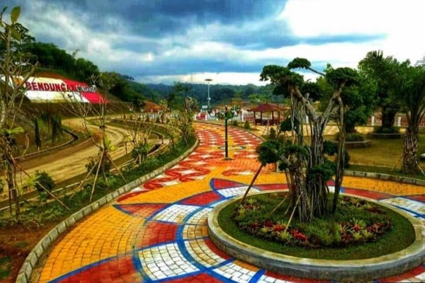 Waduk Gondang via Solopos, 1. Grojogan Sewu, 2. Air Terjun Jumog, 3. Air Terjun Pringgodani, 4. Telaga Madirda, 5. Agrowisata Amanah, 6. Astana Giribangun, 7. Perkebunan Teh Kemuning, 8. Agrowisata Sondokoro, 9. Taman Ria Balekambang, 10. Candi Cetho, 11. Candi Sukuh, 12. Pemandian Sapta Tirta Pablengan, 13. Alun – Alun Karanganyar, 14. Bukit Paralayang, 15. Waduk Lalung, 16. Kampung Halloween Bukit Sekipan, 17. Puncak Gunung Lawu, 18. Wisata Romantis ke Bukit Hope, 19. Tubing Goasari Ngargoyoso, 20. Mampir ke Rumah Atsiri Indonesia, 21. Bukit Mongkrang, 22. Rumah Hobbit Lembah Semilir, 23. Air Terjun Parang Ijo, 24. Grojogan Jurang Jero, 25. Air Terjun Sewawar, 26. Air Terjun Sedinding, 27. Kedung Pengaron, 28. Kedung Sriti, 29. Bukit Sekipan, 30. Watu Kandang, 31. Tenggir Park, 32. Waduk Gondang, 33. Rumah Pohon Anyep, 34. Puri Taman Saraswati, 35. Candi Kethek, 36. Jembatan Selfie, 37. Taman Pancasila, 38. Taman Hutan Raya (Tahura) Karanganyar, 39. Museum Manusia Purba Klaster Dayu, 40. Waterboom Tirta Guwo Indah, 41. Taman Air Mancur Laser, 42.  Jalan Tembus Tawangmangu, 43. Goa Tlorong, 44. Goa Cokro, 45. Taman Bintang