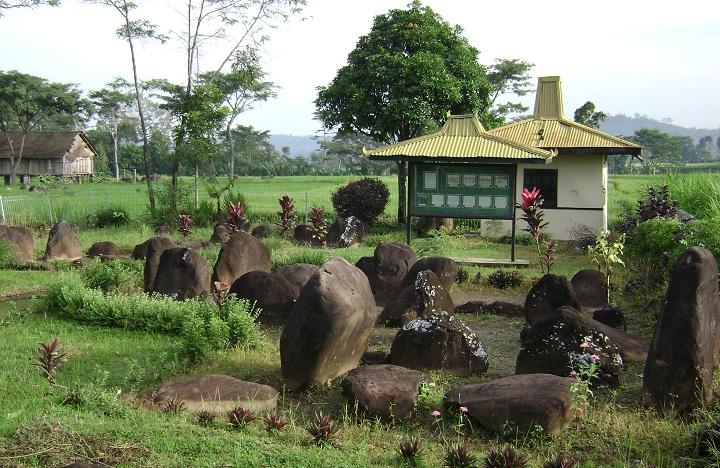 Watu Kandang, 1. Grojogan Sewu, 2. Air Terjun Jumog, 3. Air Terjun Pringgodani, 4. Telaga Madirda, 5. Agrowisata Amanah, 6. Astana Giribangun, 7. Perkebunan Teh Kemuning, 8. Agrowisata Sondokoro, 9. Taman Ria Balekambang, 10. Candi Cetho, 11. Candi Sukuh, 12. Pemandian Sapta Tirta Pablengan, 13. Alun – Alun Karanganyar, 14. Bukit Paralayang, 15. Waduk Lalung, 16. Kampung Halloween Bukit Sekipan, 17. Puncak Gunung Lawu, 18. Wisata Romantis ke Bukit Hope, 19. Tubing Goasari Ngargoyoso, 20. Mampir ke Rumah Atsiri Indonesia, 21. Bukit Mongkrang, 22. Rumah Hobbit Lembah Semilir, 23. Air Terjun Parang Ijo, 24. Grojogan Jurang Jero, 25. Air Terjun Sewawar, 26. Air Terjun Sedinding, 27. Kedung Pengaron, 28. Kedung Sriti, 29. Bukit Sekipan, 30. Watu Kandang, 31. Tenggir Park, 32. Waduk Gondang, 33. Rumah Pohon Anyep, 34. Puri Taman Saraswati, 35. Candi Kethek, 36. Jembatan Selfie, 37. Taman Pancasila, 38. Taman Hutan Raya (Tahura) Karanganyar, 39. Museum Manusia Purba Klaster Dayu, 40. Waterboom Tirta Guwo Indah, 41. Taman Air Mancur Laser, 42.  Jalan Tembus Tawangmangu, 43. Goa Tlorong, 44. Goa Cokro, 45. Taman Bintang