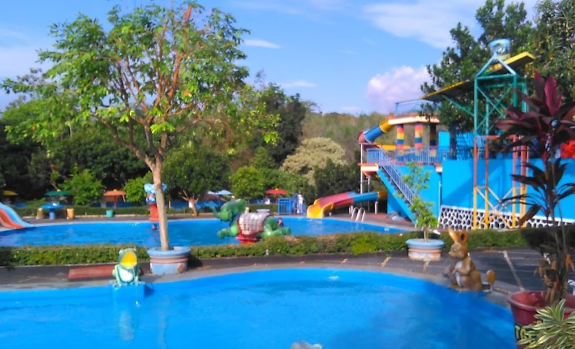 Waterboom Tirta Guwo Indah via Infocilangkap, 1. Grojogan Sewu, 2. Air Terjun Jumog, 3. Air Terjun Pringgodani, 4. Telaga Madirda, 5. Agrowisata Amanah, 6. Astana Giribangun, 7. Perkebunan Teh Kemuning, 8. Agrowisata Sondokoro, 9. Taman Ria Balekambang, 10. Candi Cetho, 11. Candi Sukuh, 12. Pemandian Sapta Tirta Pablengan, 13. Alun – Alun Karanganyar, 14. Bukit Paralayang, 15. Waduk Lalung, 16. Kampung Halloween Bukit Sekipan, 17. Puncak Gunung Lawu, 18. Wisata Romantis ke Bukit Hope, 19. Tubing Goasari Ngargoyoso, 20. Mampir ke Rumah Atsiri Indonesia, 21. Bukit Mongkrang, 22. Rumah Hobbit Lembah Semilir, 23. Air Terjun Parang Ijo, 24. Grojogan Jurang Jero, 25. Air Terjun Sewawar, 26. Air Terjun Sedinding, 27. Kedung Pengaron, 28. Kedung Sriti, 29. Bukit Sekipan, 30. Watu Kandang, 31. Tenggir Park, 32. Waduk Gondang, 33. Rumah Pohon Anyep, 34. Puri Taman Saraswati, 35. Candi Kethek, 36. Jembatan Selfie, 37. Taman Pancasila, 38. Taman Hutan Raya (Tahura) Karanganyar, 39. Museum Manusia Purba Klaster Dayu, 40. Waterboom Tirta Guwo Indah, 41. Taman Air Mancur Laser, 42.  Jalan Tembus Tawangmangu, 43. Goa Tlorong, 44. Goa Cokro, 45. Taman Bintang