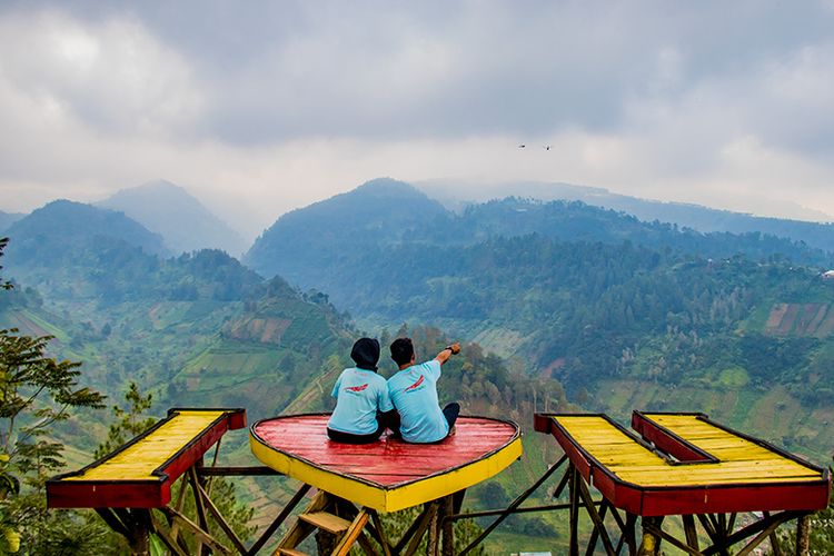 Wisata Romantis ke Bukit Hope via Kompas, 1. Grojogan Sewu, 2. Air Terjun Jumog, 3. Air Terjun Pringgodani, 4. Telaga Madirda, 5. Agrowisata Amanah, 6. Astana Giribangun, 7. Perkebunan Teh Kemuning, 8. Agrowisata Sondokoro, 9. Taman Ria Balekambang, 10. Candi Cetho, 11. Candi Sukuh, 12. Pemandian Sapta Tirta Pablengan, 13. Alun – Alun Karanganyar, 14. Bukit Paralayang, 15. Waduk Lalung, 16. Kampung Halloween Bukit Sekipan, 17. Puncak Gunung Lawu, 18. Wisata Romantis ke Bukit Hope, 19. Tubing Goasari Ngargoyoso, 20. Mampir ke Rumah Atsiri Indonesia, 21. Bukit Mongkrang, 22. Rumah Hobbit Lembah Semilir, 23. Air Terjun Parang Ijo, 24. Grojogan Jurang Jero, 25. Air Terjun Sewawar, 26. Air Terjun Sedinding, 27. Kedung Pengaron, 28. Kedung Sriti, 29. Bukit Sekipan, 30. Watu Kandang, 31. Tenggir Park, 32. Waduk Gondang, 33. Rumah Pohon Anyep, 34. Puri Taman Saraswati, 35. Candi Kethek, 36. Jembatan Selfie, 37. Taman Pancasila, 38. Taman Hutan Raya (Tahura) Karanganyar, 39. Museum Manusia Purba Klaster Dayu, 40. Waterboom Tirta Guwo Indah, 41. Taman Air Mancur Laser, 42.  Jalan Tembus Tawangmangu, 43. Goa Tlorong, 44. Goa Cokro, 45. Taman Bintang