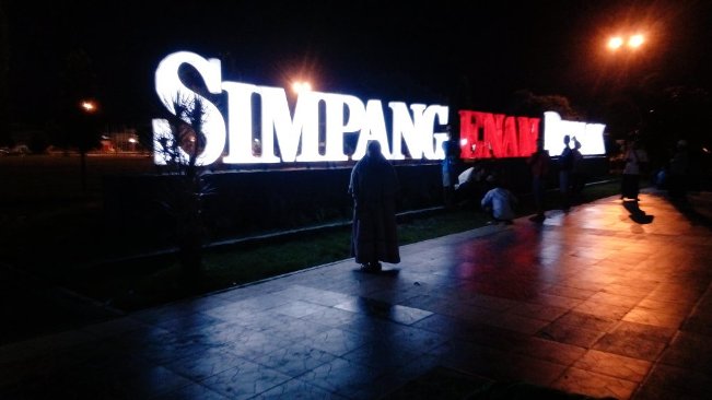 Alun-alun Simpang Enam Demak via Twitter, 1. Masjid Agung Demak, 2. Museum Masjid Agung Demak, 3. Makam Sunan Kalijaga, 4. Makam Raja Demak, 5. Pantai Morosari, 6. Hutan Mangrove Morosari, 7. Pantai Tirangan, 8. Pantai Marina, 9. Sentra Kerajinan Batik, 10. Sentra Kerajinan Kaligrafi, 11. Brown Canyon, 12. Kolam Renang Polaris Demak, 13. Agrowisata Belimbing dan Jambu Merah Delima, 14. Sentra Kerajinan Rebana, 15. Kelenteng Hok Tek Bio, 16. Pantai Glagah Wangi Istambul, 17. Waterboom Niagara, 18. Wisata Mangrove Morodemak, 19. Taman Ria Demak, 20. Tradisi Grebek Pasar Khas Demak, 22. Pantai Surodadi, 23. Ekowisata Reduksi Kedungmutih, 24. Desa Wisata Banyumeneng, 25. Alun-alun Simpang Enam Demak, 26. Taman Love