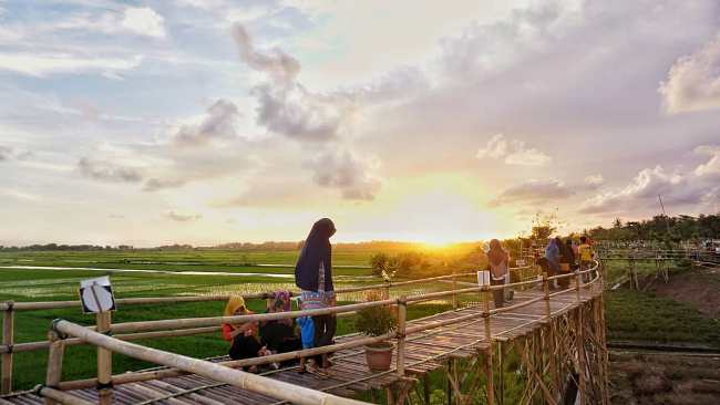 Berburu Golden Sunset via Wiratourjogja, Lokasi Parengan Park, Rute Menuju Lokasi Parengan Park, Tarif Parkir, Harga Tiket Masuk Wisata Perengan Park , Jam Operasional, Fasilitas Perengan Park, Spot Foto Perengan Park Bantul, Daya Tarik Objek Wisata Perengan Park, Keunggulan Perengan Park, Kuliner Lezat di Perengan Park, Tips dan Saran