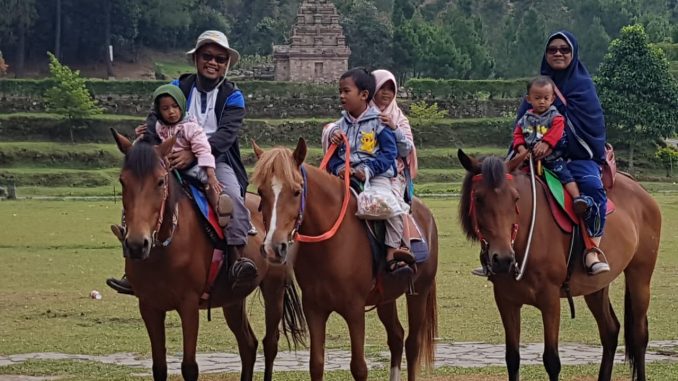 Berkuda via Ngangsukarwuh, Sejarah Candi Gedong Songo, Lokasi dan Rute ke Candi Gedong Songo, Fasilitas, Daya Tarik Candi Gedong Songo, Kegiatan Menarik yang Dilakukan di Candi Gedong Songo, Jam Operasional , Harga Tiket Masuk Candi Gedong Songo