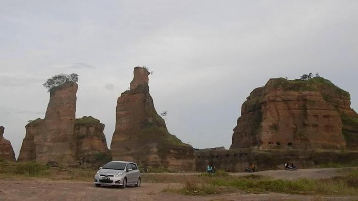 Brown Canyon via Tribunnews, 1. Masjid Agung Demak, 2. Museum Masjid Agung Demak, 3. Makam Sunan Kalijaga, 4. Makam Raja Demak, 5. Pantai Morosari, 6. Hutan Mangrove Morosari, 7. Pantai Tirangan, 8. Pantai Marina, 9. Sentra Kerajinan Batik, 10. Sentra Kerajinan Kaligrafi, 11. Brown Canyon, 12. Kolam Renang Polaris Demak, 13. Agrowisata Belimbing dan Jambu Merah Delima, 14. Sentra Kerajinan Rebana, 15. Kelenteng Hok Tek Bio, 16. Pantai Glagah Wangi Istambul, 17. Waterboom Niagara, 18. Wisata Mangrove Morodemak, 19. Taman Ria Demak, 20. Tradisi Grebek Pasar Khas Demak, 22. Pantai Surodadi, 23. Ekowisata Reduksi Kedungmutih, 24. Desa Wisata Banyumeneng, 25. Alun-alun Simpang Enam Demak, 26. Taman Love