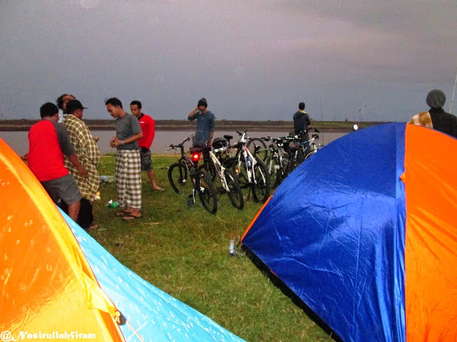 Camping Seru, Lokasi Pantai Baros, Rute Menuju Lokasi Pantai Baros, Transportasi Menuju Pantai, Jam Operasional, Harga Tiket Masuk Pantai Baros, Tarif Parkir, Fasilitas di Pantai Baros, Spot Foto Instagramable di Pantai Baros, Aktivitas Seru, Pesona Pantai Baros Nan Menawan, Kuliner Lezat di Pantai Baros, Tips Liburan