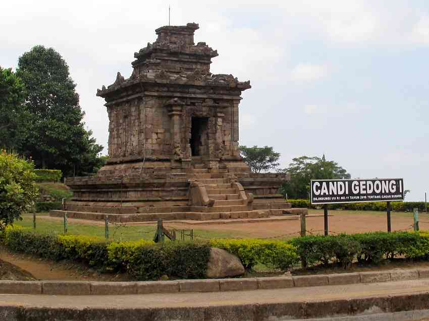Candi Gedong 1, Sejarah Candi Gedong Songo, Lokasi dan Rute ke Candi Gedong Songo, Fasilitas, Daya Tarik Candi Gedong Songo, Kegiatan Menarik yang Dilakukan di Candi Gedong Songo, Jam Operasional , Harga Tiket Masuk Candi Gedong Songo