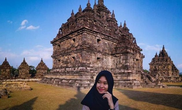 Candi Plaosan via IG @wahyupujias, 1. Grojogan Sewu Tawangmangu, 2. Pandawa Water World Solo Baru, 3. Taman Balekambang, 4. Keraton Surakarta, 5. Wisata Tugu Lilin di Solo , 6. Air Terjun Jumog, 7. Taman Sriwedari, 8. Kampoeng Batik Kauman, 9. Pasar Klewer, 10. Tempat Wisata di Solo – Museum Manusia Purba Sangiran, 11. Tempat Wisata di Solo – Pura Mangkunegaran, 12. Monumen Pers, 13. Galabo Solo, 14. Tempat Wisata di Solo – Kebun Binatang Taru Jurug, 15. Ngarsopuro Night Market Solo, 16. Alun-Alun Kidul Surakarta, 17. Tempat Wisata di Solo – Dalem Kalitan, 18. Tempat Wisata di Solo – Taman Cerdas, 19. Masjid Al-Wustho Mangkunegaran, 20. Bendungan Karet Tirtonadi, 21. The Heritage Palace, 22. Lokananta Recording Audio & Video Cassette, 23. Trans Studio Mini Solo, 24. Museum Batik Danar Hadi, 25. Loji Gandrung, 26. Museum Radya Pustaka, 27. Pasar Antik Triwindu, 28. Benteng Vastenburg Fort, 29. Agrowisata Amanah, Karanganyar, 30. Agrowisata Sondokoro, Karanganyar, 31. Bukit Hope, Karanganyar (Tutup), 32. Bumi Perkemahan Sekipan, Karanganyar, 33. Candi Cetho, Karanganyar, 34. Candi Sukuh, Karanganyar, 35. Edupark Intan Pari, Karanganyar, 36. Kebun Strawberry, Karanganyar, 37. Paralayang Segoro Gunung, Karanganyar, 38. Rumah Pohon Banyu Anyep (Tutup), 39. Taman Bintang Kemuning, Ngargoyoso, Karanganyar, 40. Telaga Madirda, Karanganyar, 41. Bukit Cumbri, Wonogiri, 42. Gantole Wonogiri, 43. Batu Seribu, Sukoharjo, 44. Bendungan Colo, Sukoharjo, 45. Gardu Pandang Bukit Batur Suroteleng, 46. Bukit Gancik, 47. Tretes Taman Tani (Tutup), 48. De Tjolomadoe, 49. Rumah Atsiri Indonesia, 50. Pantai Karang Payung, 51. Tumurun Private Museum, 52. River Moon Pusur, 53. Museum R Hamong Wardoyo, 54. Sepur Kluthuk Jaladara, 55. Koridor Singosaren, 56. Ndalem Gondosuli, 57. Grojogan Selondo, 58. Taman Hutan Rakyat Ngargoyoso, 59. Candi Plaosan, 60. Umbul Ponggok, 61. Umbul Cokro Tulung, 62. Omah Jungkir, 63. Telaga Biru, 64. Randubang, 65. Pasar Gede Hardjonagoro, 66. Solo Grand Mall, 67. Pusat Grosir Solo, 68. Taman Bunga Bono, Klaten, 69. Umbul Kapilaler, Klaten, 70. Bukit Gancik, Selo, Boyolali, 71. Lembah Gunung Madu, Boyolali, 72. Objek Wisata Tlatar, Boyolali, 73. Obyek Wisata Air Cokro, 74. Museum Samanhudi, 75. Air Terjun Parang Ijo, 76. Museum Keris, 77. Vihara Dhamma Sundara