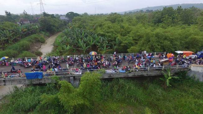 Desa Wisata Banyumeneng via Kcdnews, 1. Masjid Agung Demak, 2. Museum Masjid Agung Demak, 3. Makam Sunan Kalijaga, 4. Makam Raja Demak, 5. Pantai Morosari, 6. Hutan Mangrove Morosari, 7. Pantai Tirangan, 8. Pantai Marina, 9. Sentra Kerajinan Batik, 10. Sentra Kerajinan Kaligrafi, 11. Brown Canyon, 12. Kolam Renang Polaris Demak, 13. Agrowisata Belimbing dan Jambu Merah Delima, 14. Sentra Kerajinan Rebana, 15. Kelenteng Hok Tek Bio, 16. Pantai Glagah Wangi Istambul, 17. Waterboom Niagara, 18. Wisata Mangrove Morodemak, 19. Taman Ria Demak, 20. Tradisi Grebek Pasar Khas Demak, 22. Pantai Surodadi, 23. Ekowisata Reduksi Kedungmutih, 24. Desa Wisata Banyumeneng, 25. Alun-alun Simpang Enam Demak, 26. Taman Love