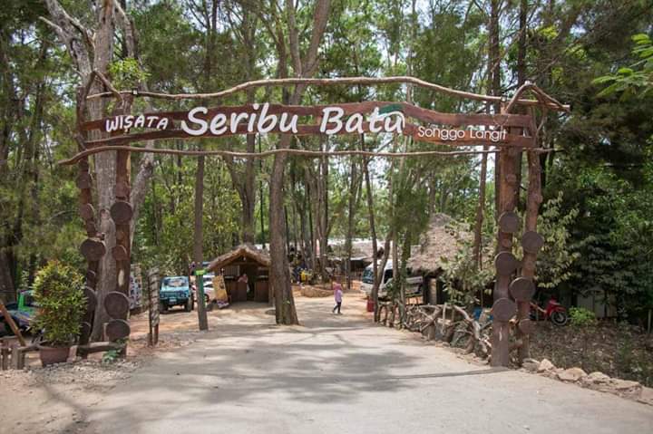 Gerbang Wisata Seribu Batu Songgolangit, Sejarah Singkat Seribu Batu Songgo Langit, Lokasi Seribu Songgo Langit “Rumah Hobbit”, Rute Menuju Lokasi Seribu Batu Songgo Langit, Harga Tiket Masuk Seribu Batu Songgo Langit, Fasilitas di Kawasan Wisata Seribu Batu Songgo Langit, Pesona Seribu Batu Songgo Langit
