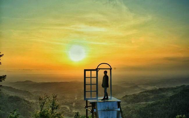 Golden Sunset di Pintu Langit Dahromo, Lokasi Wisata Pintu langit Dahromo, Rute Menuju Wisata Pintoe langit Dahromo, Jam Operasional Wisata Pintoe langit Dahromo, Harga Tiket Masuk Wisata Pintu langit Dahromo, Tarif Parkir, Hanya Memanfaatkan “Limbah”, Pengembangan Pintu Langit , Pesona Objek Wisata Pintoe langit Dahromo, Keistimewaan Wisata Pintoe langit Dahromo, Destinasi Wisata di Sekitar Wisata Pintu langit Dahromo