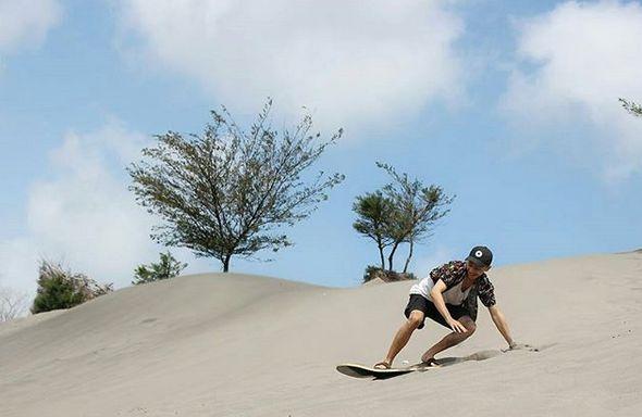 Sandboarding di Gumuk Pasir Parangkusumo via IG @muntasiriqbal, Lokasi Gumuk Pasir Parangkusumo, Rute Menuju Lokasi Gumuk Pasir Parangkusumo, Harga Tiket Masuk Gumuk Pasir Parangkusumo, Tarif Parkir, Jam Operasional, Fasilitas Liburan Gumuk Pasir Parangkusumo, Lokasi Tempat Pembuatan Video Klip, Daya Tarik Gumuk Pasir Parangkusumo, Aktivitas Seru di Gumuk Pasir Parangkusumo, Tips Liburan, Objek Wisata di Dekat Gumuk Pasir Parangkusumo, Hotel Terdekat, Tempat Makan Dekat Gumuk Pasir Parangkusumo