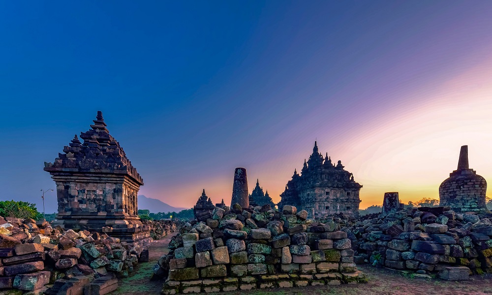 Keindahan Candi Ploasan via shutterstock, Lokasi Candi Plaosan, Struktur dan Tata Letak Candi, Sejarah Candi Plaosan, Daya Tarik Candi Plaosan, Cara Menuju Candi Plaosan, Jam Buka dan Tiket Masuk Candi Plaosan, Tips Berkunjung ke Candi Plaosan