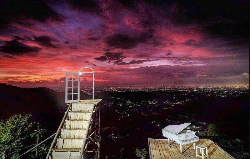 Keindahan Pintoe Langit Bukit Dahromo via IG @suryojdb, Lokasi Wisata Pintu langit Dahromo, Rute Menuju Wisata Pintoe langit Dahromo, Jam Operasional Wisata Pintoe langit Dahromo, Harga Tiket Masuk Wisata Pintu langit Dahromo, Tarif Parkir, Hanya Memanfaatkan “Limbah”, Pengembangan Pintu Langit , Pesona Objek Wisata Pintoe langit Dahromo, Keistimewaan Wisata Pintoe langit Dahromo, Destinasi Wisata di Sekitar Wisata Pintu langit Dahromo