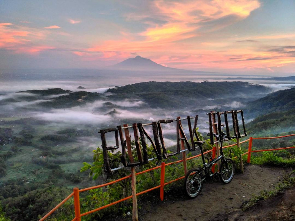 Keindahan Puncak Becici, Lokasi Puncak Becici Dlingo, Rute Menuju Puncak Becici Dlingo, Harga Tiket Masuk Puncak Becici Dlingo, Fasilitas di Puncak Becici Dlingo, Jam Operasional, Pesona Puncak Becici Dlingo, Menikmati Aneka Kuliner Lezat, Tips dan Saran, Tempat Wisata Dekat Puncak Becici