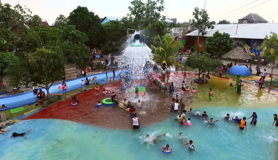Kolam Renang Polaris Demak, 1. Masjid Agung Demak, 2. Museum Masjid Agung Demak, 3. Makam Sunan Kalijaga, 4. Makam Raja Demak, 5. Pantai Morosari, 6. Hutan Mangrove Morosari, 7. Pantai Tirangan, 8. Pantai Marina, 9. Sentra Kerajinan Batik, 10. Sentra Kerajinan Kaligrafi, 11. Brown Canyon, 12. Kolam Renang Polaris Demak, 13. Agrowisata Belimbing dan Jambu Merah Delima, 14. Sentra Kerajinan Rebana, 15. Kelenteng Hok Tek Bio, 16. Pantai Glagah Wangi Istambul, 17. Waterboom Niagara, 18. Wisata Mangrove Morodemak, 19. Taman Ria Demak, 20. Tradisi Grebek Pasar Khas Demak, 22. Pantai Surodadi, 23. Ekowisata Reduksi Kedungmutih, 24. Desa Wisata Banyumeneng, 25. Alun-alun Simpang Enam Demak, 26. Taman Love