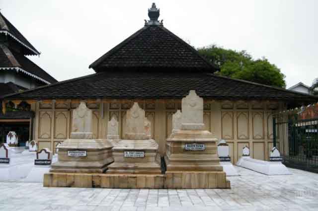 Makam Raja Demak via Srikayakoe.wordpresscom, 1. Masjid Agung Demak, 2. Museum Masjid Agung Demak, 3. Makam Sunan Kalijaga, 4. Makam Raja Demak, 5. Pantai Morosari, 6. Hutan Mangrove Morosari, 7. Pantai Tirangan, 8. Pantai Marina, 9. Sentra Kerajinan Batik, 10. Sentra Kerajinan Kaligrafi, 11. Brown Canyon, 12. Kolam Renang Polaris Demak, 13. Agrowisata Belimbing dan Jambu Merah Delima, 14. Sentra Kerajinan Rebana, 15. Kelenteng Hok Tek Bio, 16. Pantai Glagah Wangi Istambul, 17. Waterboom Niagara, 18. Wisata Mangrove Morodemak, 19. Taman Ria Demak, 20. Tradisi Grebek Pasar Khas Demak, 22. Pantai Surodadi, 23. Ekowisata Reduksi Kedungmutih, 24. Desa Wisata Banyumeneng, 25. Alun-alun Simpang Enam Demak, 26. Taman Love