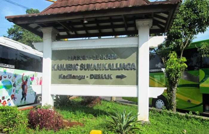 Makam Sunan Kalijaga via Nasirullahsitam, 1. Masjid Agung Demak, 2. Museum Masjid Agung Demak, 3. Makam Sunan Kalijaga, 4. Makam Raja Demak, 5. Pantai Morosari, 6. Hutan Mangrove Morosari, 7. Pantai Tirangan, 8. Pantai Marina, 9. Sentra Kerajinan Batik, 10. Sentra Kerajinan Kaligrafi, 11. Brown Canyon, 12. Kolam Renang Polaris Demak, 13. Agrowisata Belimbing dan Jambu Merah Delima, 14. Sentra Kerajinan Rebana, 15. Kelenteng Hok Tek Bio, 16. Pantai Glagah Wangi Istambul, 17. Waterboom Niagara, 18. Wisata Mangrove Morodemak, 19. Taman Ria Demak, 20. Tradisi Grebek Pasar Khas Demak, 22. Pantai Surodadi, 23. Ekowisata Reduksi Kedungmutih, 24. Desa Wisata Banyumeneng, 25. Alun-alun Simpang Enam Demak, 26. Taman Love