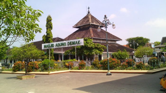 Masjid Agung Demak via Akarnews, 1. Masjid Agung Demak, 2. Museum Masjid Agung Demak, 3. Makam Sunan Kalijaga, 4. Makam Raja Demak, 5. Pantai Morosari, 6. Hutan Mangrove Morosari, 7. Pantai Tirangan, 8. Pantai Marina, 9. Sentra Kerajinan Batik, 10. Sentra Kerajinan Kaligrafi, 11. Brown Canyon, 12. Kolam Renang Polaris Demak, 13. Agrowisata Belimbing dan Jambu Merah Delima, 14. Sentra Kerajinan Rebana, 15. Kelenteng Hok Tek Bio, 16. Pantai Glagah Wangi Istambul, 17. Waterboom Niagara, 18. Wisata Mangrove Morodemak, 19. Taman Ria Demak, 20. Tradisi Grebek Pasar Khas Demak, 22. Pantai Surodadi, 23. Ekowisata Reduksi Kedungmutih, 24. Desa Wisata Banyumeneng, 25. Alun-alun Simpang Enam Demak, 26. Taman Love