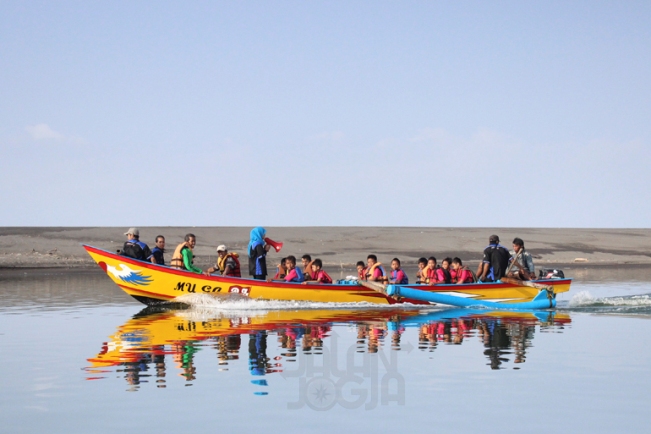 Mengelilingi Sungai Opak Menggunakan Perahu, Lokasi Pantai Baros, Rute Menuju Lokasi Pantai Baros, Transportasi Menuju Pantai, Jam Operasional, Harga Tiket Masuk Pantai Baros, Tarif Parkir, Fasilitas di Pantai Baros, Spot Foto Instagramable di Pantai Baros, Aktivitas Seru, Pesona Pantai Baros Nan Menawan, Kuliner Lezat di Pantai Baros, Tips Liburan