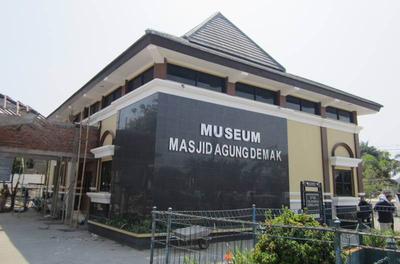 Museum Masjid Agung Demak via Javaloka, 1. Masjid Agung Demak, 2. Museum Masjid Agung Demak, 3. Makam Sunan Kalijaga, 4. Makam Raja Demak, 5. Pantai Morosari, 6. Hutan Mangrove Morosari, 7. Pantai Tirangan, 8. Pantai Marina, 9. Sentra Kerajinan Batik, 10. Sentra Kerajinan Kaligrafi, 11. Brown Canyon, 12. Kolam Renang Polaris Demak, 13. Agrowisata Belimbing dan Jambu Merah Delima, 14. Sentra Kerajinan Rebana, 15. Kelenteng Hok Tek Bio, 16. Pantai Glagah Wangi Istambul, 17. Waterboom Niagara, 18. Wisata Mangrove Morodemak, 19. Taman Ria Demak, 20. Tradisi Grebek Pasar Khas Demak, 22. Pantai Surodadi, 23. Ekowisata Reduksi Kedungmutih, 24. Desa Wisata Banyumeneng, 25. Alun-alun Simpang Enam Demak, 26. Taman Love