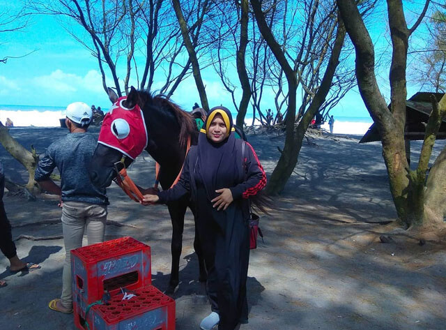 Naik Kuda via IG @yusti_astuti, Lokasi Pantai Gua Cemara, Rute Menuju Pantai gua cemara, Harga Tiket Masuk Pantai gua cemara, Mitos yang Berkembang di Pantai Ini, Menikmati Keindahan Pantai dari Mercusuar , Fasilitas di Pantai Gua Cemara, Jam Operasional, Aktivitas Seru di Pantai Gua Cemara