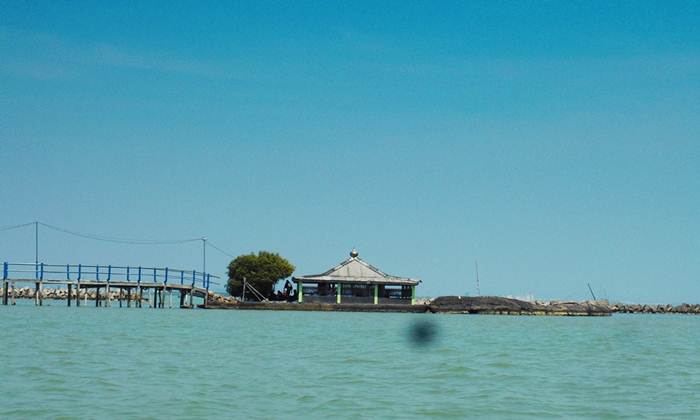 Pantai Morosari, 1. Masjid Agung Demak, 2. Museum Masjid Agung Demak, 3. Makam Sunan Kalijaga, 4. Makam Raja Demak, 5. Pantai Morosari, 6. Hutan Mangrove Morosari, 7. Pantai Tirangan, 8. Pantai Marina, 9. Sentra Kerajinan Batik, 10. Sentra Kerajinan Kaligrafi, 11. Brown Canyon, 12. Kolam Renang Polaris Demak, 13. Agrowisata Belimbing dan Jambu Merah Delima, 14. Sentra Kerajinan Rebana, 15. Kelenteng Hok Tek Bio, 16. Pantai Glagah Wangi Istambul, 17. Waterboom Niagara, 18. Wisata Mangrove Morodemak, 19. Taman Ria Demak, 20. Tradisi Grebek Pasar Khas Demak, 22. Pantai Surodadi, 23. Ekowisata Reduksi Kedungmutih, 24. Desa Wisata Banyumeneng, 25. Alun-alun Simpang Enam Demak, 26. Taman Love