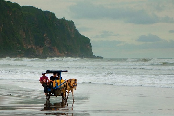 Pantai Parangkusumo Nan Eksotis via Bonvoyagejogja, Lokasi Pantai Parangkusumo, Rute Menuju Lokasi Pantai Parangkusumo, Harga Tiket Masuk Pantai Parangkusumo, Tarif Parkir , Fasilitas di Pantai Parangkusumo, Cerita Mistis yang Beredar di Masyarakat , Pesona Keindahan Pantai Parangkusumo, Menikmati Indahnya Sunset, Objek Wisata di Sekitar Pantai Parangkusumo