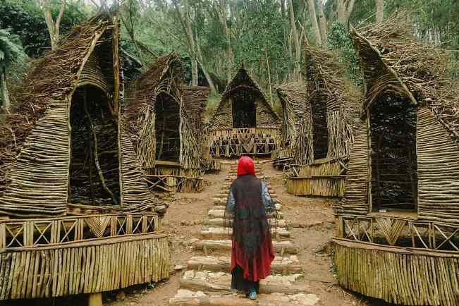 Seribu Batu Songgo Langit via IG @ratihsukmaresi, Sejarah Singkat Seribu Batu Songgo Langit, Lokasi Seribu Songgo Langit “Rumah Hobbit”, Rute Menuju Lokasi Seribu Batu Songgo Langit, Harga Tiket Masuk Seribu Batu Songgo Langit, Fasilitas di Kawasan Wisata Seribu Batu Songgo Langit, Pesona Seribu Batu Songgo Langit