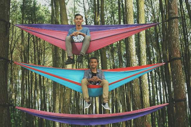 Spot Foto Ayaunan di Hutan Pinus Mangunan via IG @rmaulana._, Lokasi Hutan Pinus Dlingo, Rute Menuju Hutan Pinus Dlingo, Harga Tiket Masuk Hutan Pinus Dlingo, Jam Operasional Hutan Pinus Mangunan, Fasilitas Pendukung, Waktu Terbaik Mengunjungi Hutan Pinus, Keunikan Hutan Pinus Dlingo, Keindahan Hutan Pinus Dlingo, Objek Wisata di Sekitar Hutan Pinus Dlingo, Tips Liburan ke Hutan Pinus Dlingo