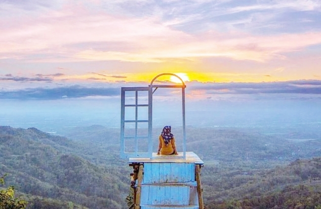 Spot Foto Instagramable di Bantul via IG @kesiniaja, Lokasi Wisata Pintu langit Dahromo, Rute Menuju Wisata Pintoe langit Dahromo, Jam Operasional Wisata Pintoe langit Dahromo, Harga Tiket Masuk Wisata Pintu langit Dahromo, Tarif Parkir, Hanya Memanfaatkan “Limbah”, Pengembangan Pintu Langit , Pesona Objek Wisata Pintoe langit Dahromo, Keistimewaan Wisata Pintoe langit Dahromo, Destinasi Wisata di Sekitar Wisata Pintu langit Dahromo