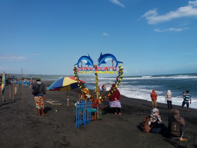 Spot Foto Pantai Depok, Lokasi Objek Wisata Alam Pantai Depok, Rute Menuju Lokasi Pantai Depok, Jam Operasional Pantai Depok, Harga Tiket Masuk ke Pantai Depok, Tarif Parkir Pantai Depok, Fasilitas yang Ada di Pantai Depok, Sejarah Singkat, Pesona Keindahan Pantai Depok, Wisata Kuliner di Pantai Depok, Objek Wisata di Sekitar Pantai Depok