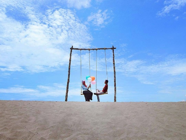 Spot Foto Romantis di Bantul, Lokasi Gumuk Pasir Parangkusumo, Rute Menuju Lokasi Gumuk Pasir Parangkusumo, Harga Tiket Masuk Gumuk Pasir Parangkusumo, Tarif Parkir, Jam Operasional, Fasilitas Liburan Gumuk Pasir Parangkusumo, Lokasi Tempat Pembuatan Video Klip, Daya Tarik Gumuk Pasir Parangkusumo, Aktivitas Seru di Gumuk Pasir Parangkusumo, Tips Liburan, Objek Wisata di Dekat Gumuk Pasir Parangkusumo, Hotel Terdekat, Tempat Makan Dekat Gumuk Pasir Parangkusumo