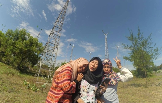 Spot Kincir Angin via IG @feliia_yunita, Sekilas Tentang Pantai Baru Bantul, Alamat Pantai Baru serta Rute Menuju Lokasi, Harga Tiket Masuk Pantai Baru, Fasilitas Di Pantai Baru, Jam Operasional Pantai Baru, Keindahan Pantai Baru