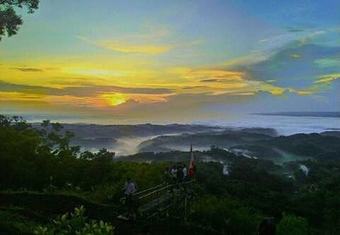 Sunrise di puncak seribu batu songgo langit, Sejarah Singkat Seribu Batu Songgo Langit, Lokasi Seribu Songgo Langit “Rumah Hobbit”, Rute Menuju Lokasi Seribu Batu Songgo Langit, Harga Tiket Masuk Seribu Batu Songgo Langit, Fasilitas di Kawasan Wisata Seribu Batu Songgo Langit, Pesona Seribu Batu Songgo Langit